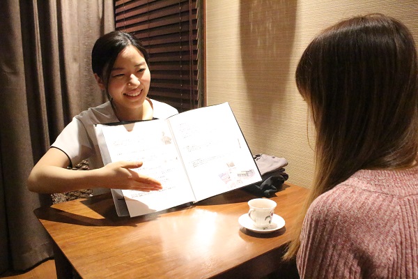 快適な時間を過ごして頂けるよう、明るく笑顔で対応します。