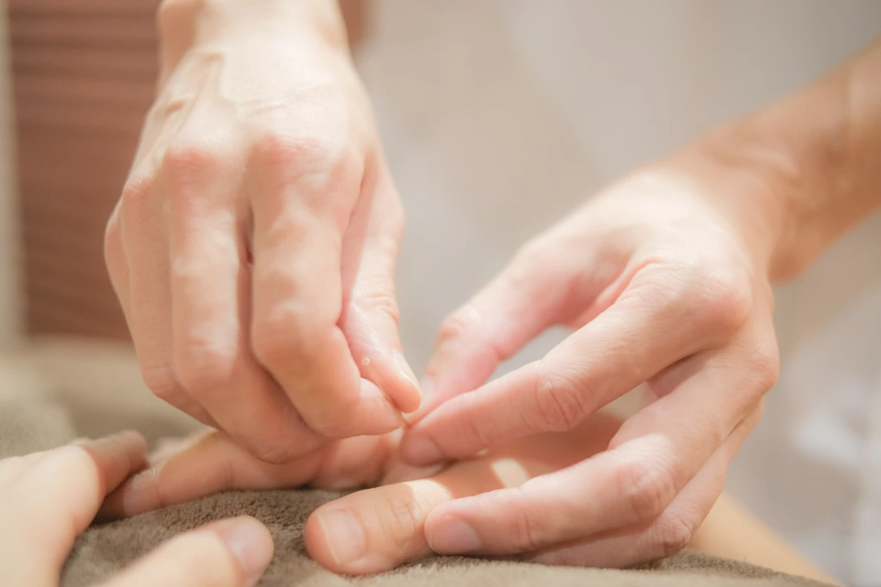 刺さない鍼「てい鍼」を中心に、痛みに配慮した施術